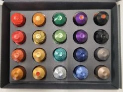 Koffie Proeverij Pakket Met 20 Stuks Verschillende Smaken En Mystery Card 'Enjoy The Sweet Moment' Met Persoonlijke (video) Boodschap | Verjaardag | Sinterklaas | Kerstpakket | Vaderdag | Moederdag | Jubileum | Valentijnsdag -Koffie Apparatuur 1200x899 3