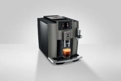 JURA E8 Dark Inox (EC) (2023) Met €78 Gratis Koffie én 2+1 Jaar Extra Garantie -Koffie Apparatuur JURA e8 ec dark inox ambiance d625f33e 099f 47cb ad07 df8c34cba9b1