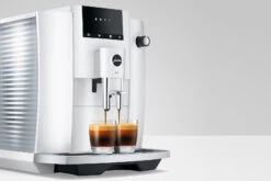 JURA E4 Piano White (EA) Met €54 Gratis Koffie én 2+1 Jaar Extra Garantie -Koffie Apparatuur jura e4 koffiemachine piano white zijkant ambiance