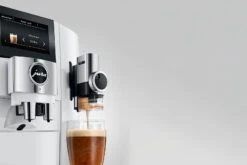 JURA J8 Piano White (EA) Met €78 Gratis Koffie én 2+1 Jaar Extra Garantie -Koffie Apparatuur jura j8 piano white koffiemachine melkschuim siroopsmaak c51c04b7 aebe 40ad 9ad5 f0ddb52becbe
